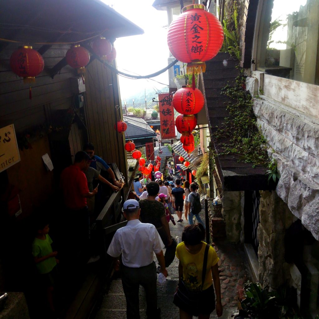 ～有名な階段道～　下に降りると九份の絶景が広がります