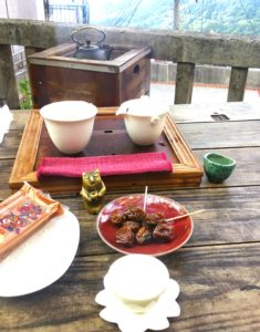 ～九份茶坊のテラスにて～　絶景を眺めながら、香豊かな台湾茶を味わうひと時　梅の甘露煮もたくさんきました。